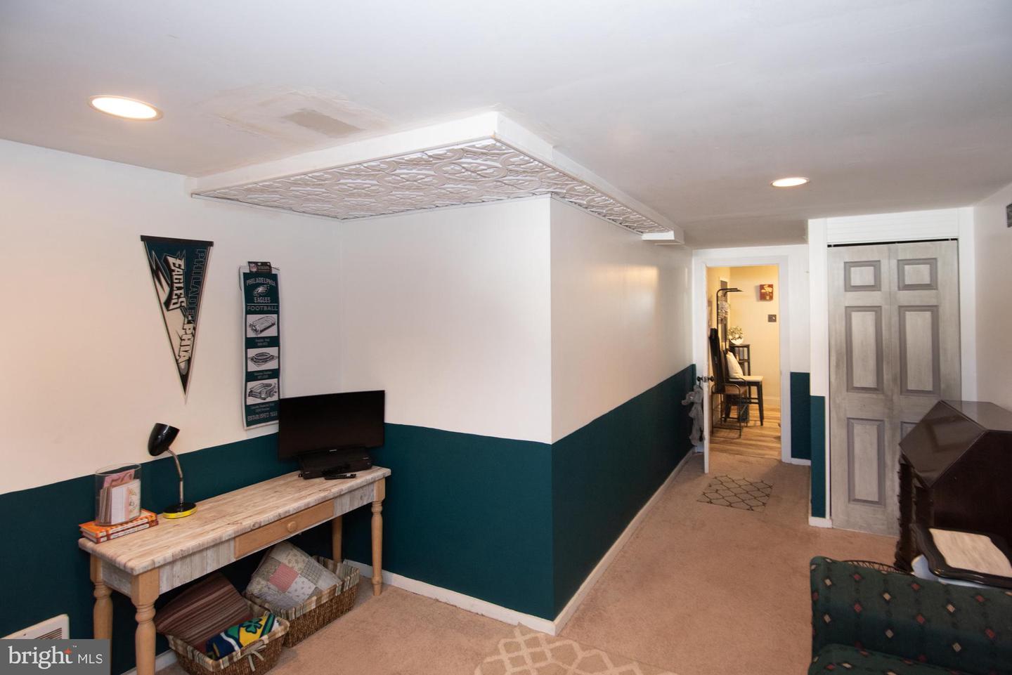 17 E Roberts St