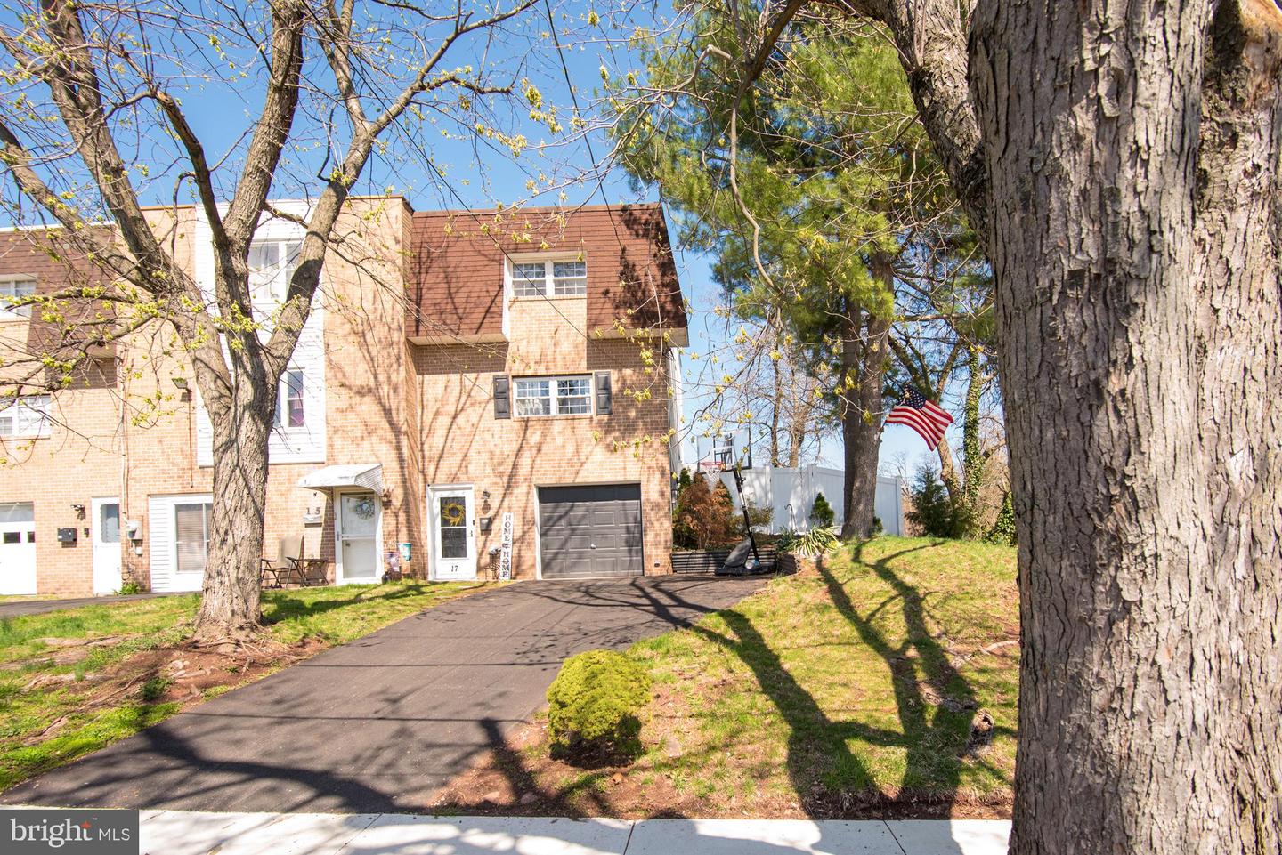17 E Roberts St
