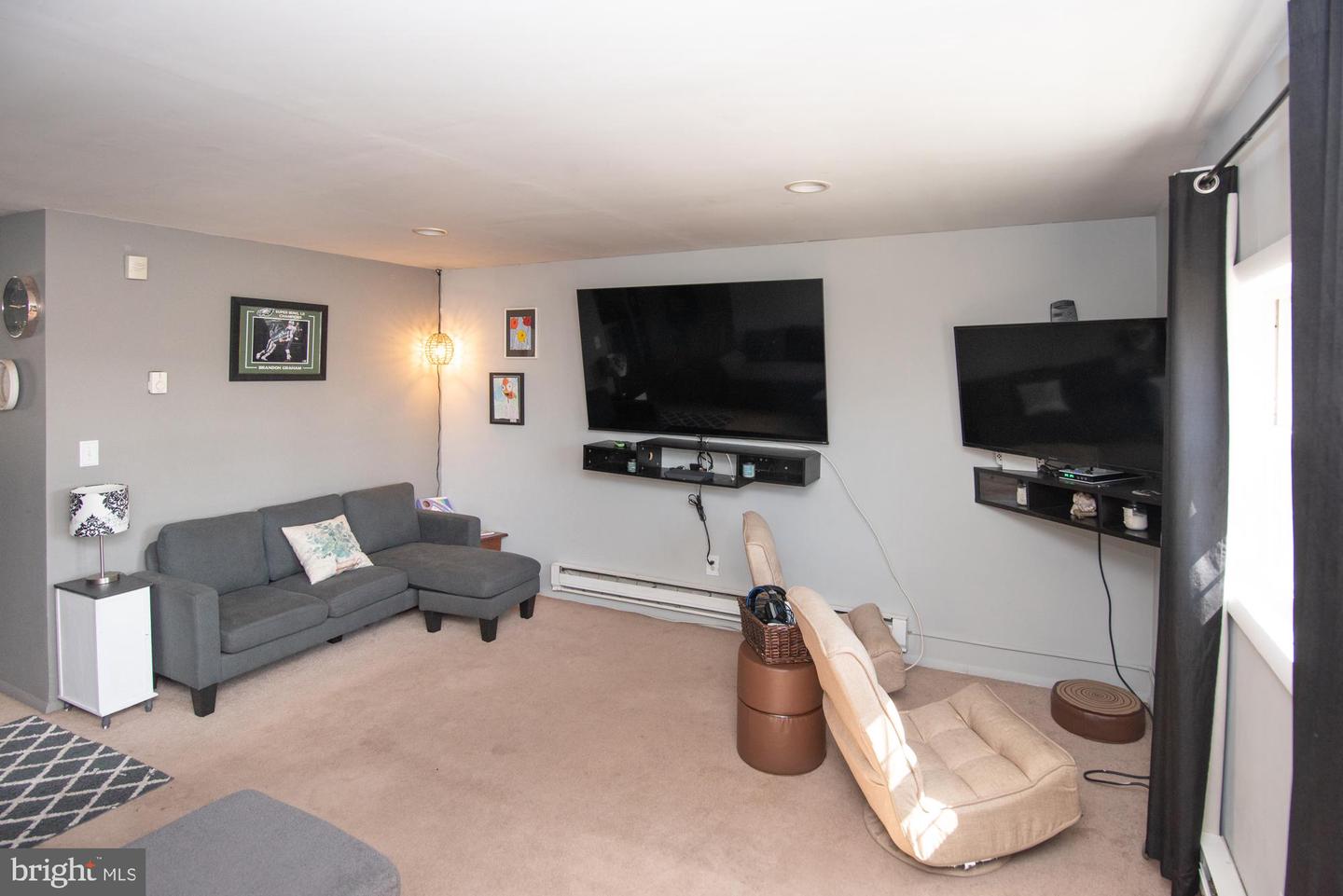 17 E Roberts St