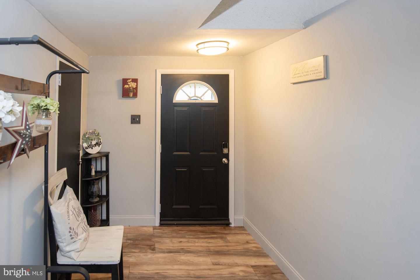 17 E Roberts St