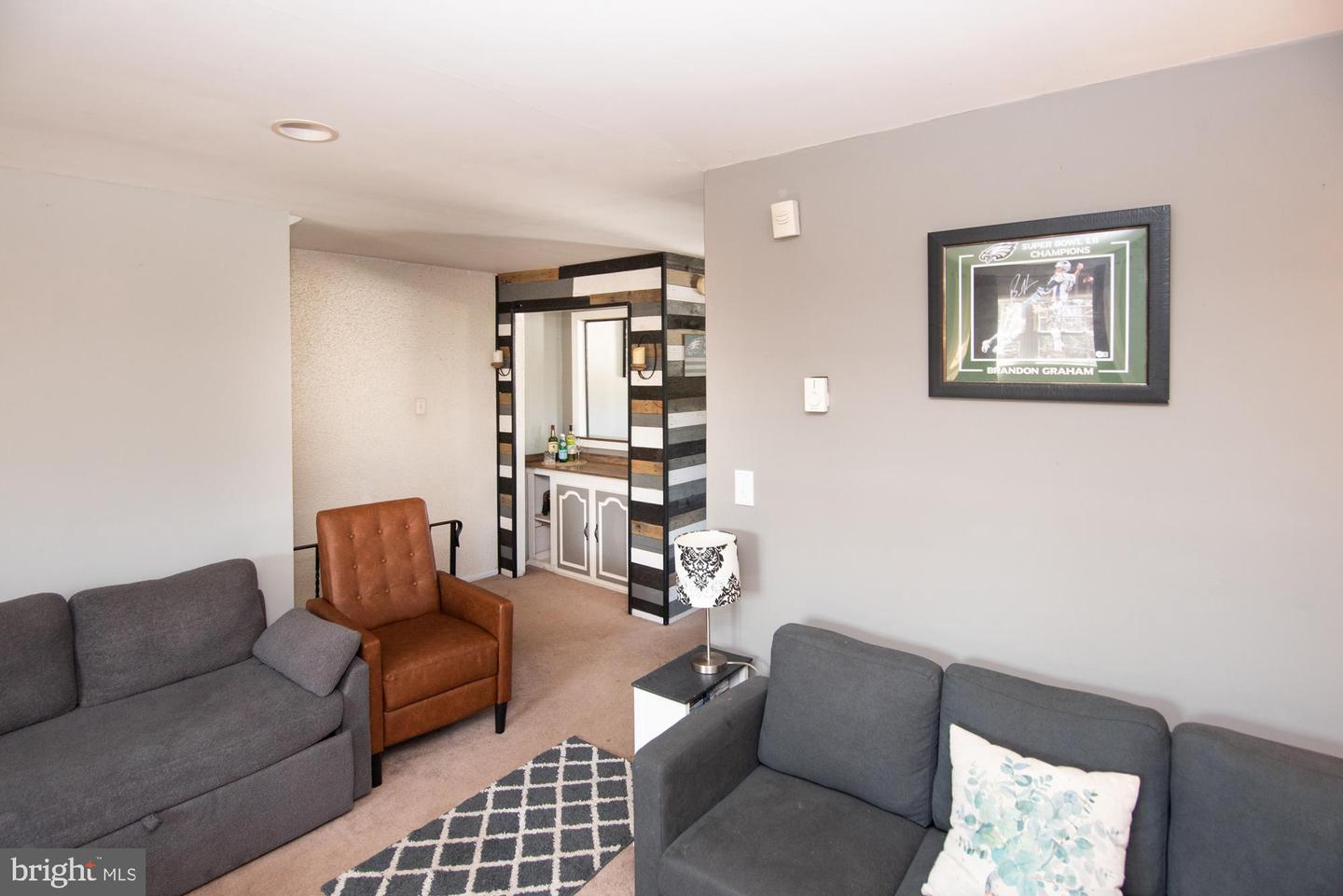 17 E Roberts St