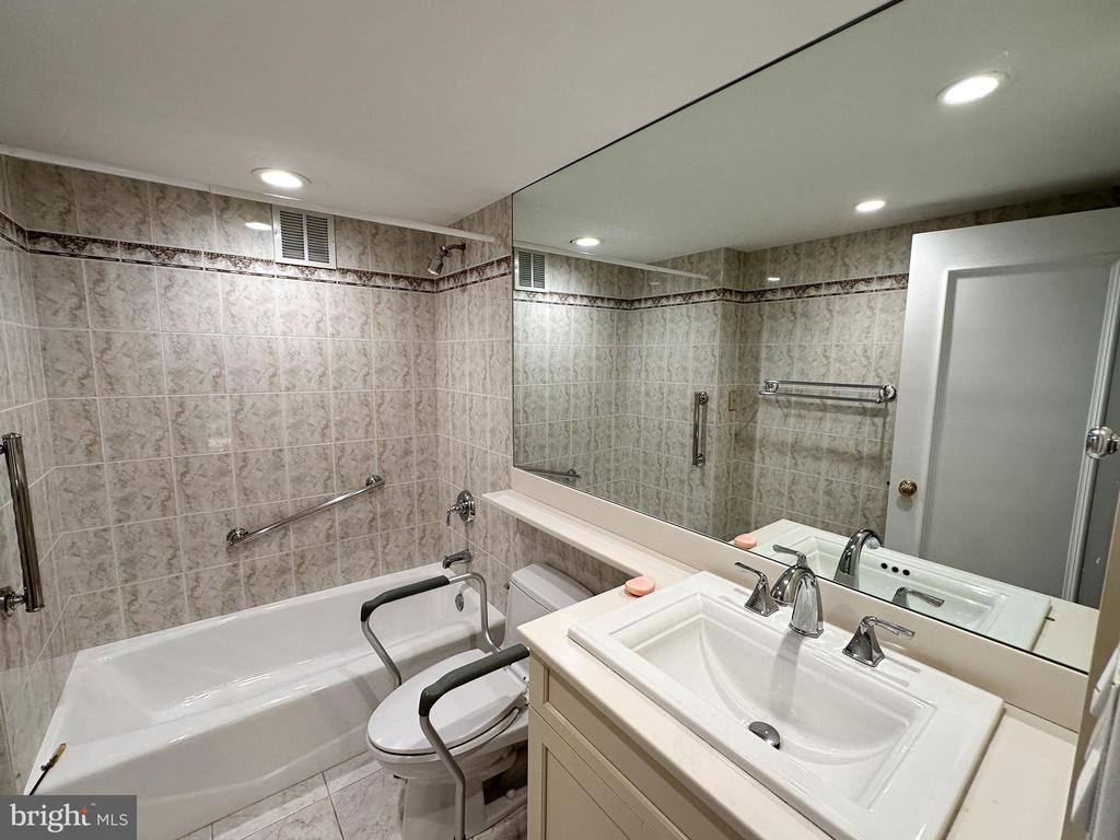 1001 CITY AVENUE W-405
