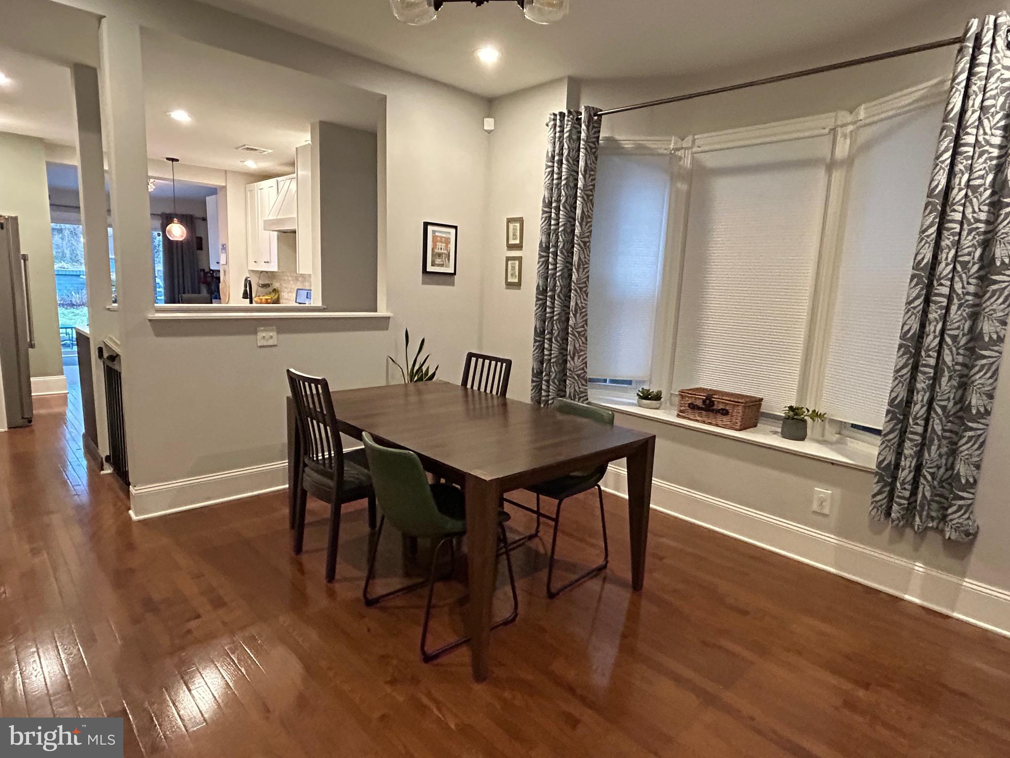 263 Rochelle Ave