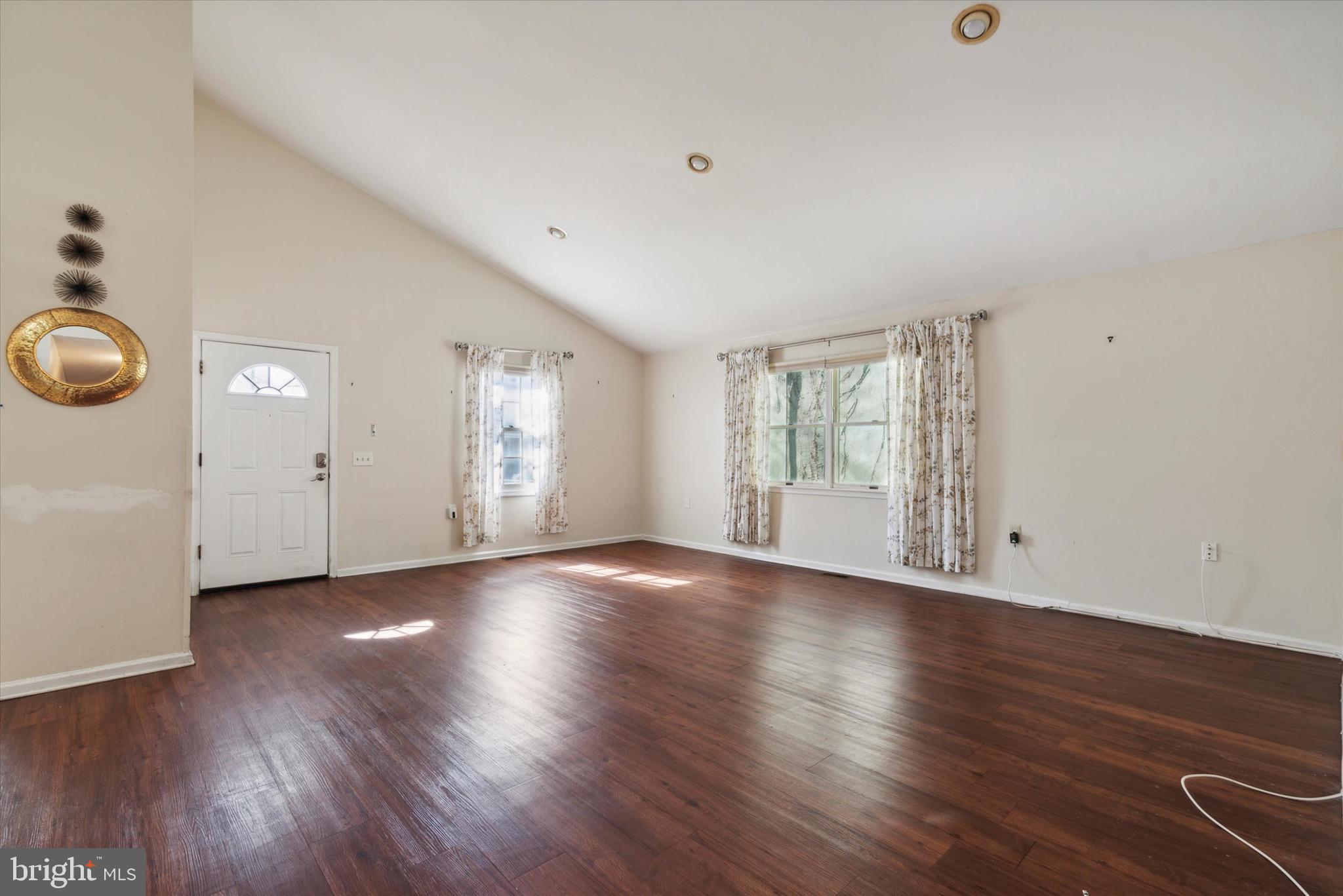 137 W Queen Ln