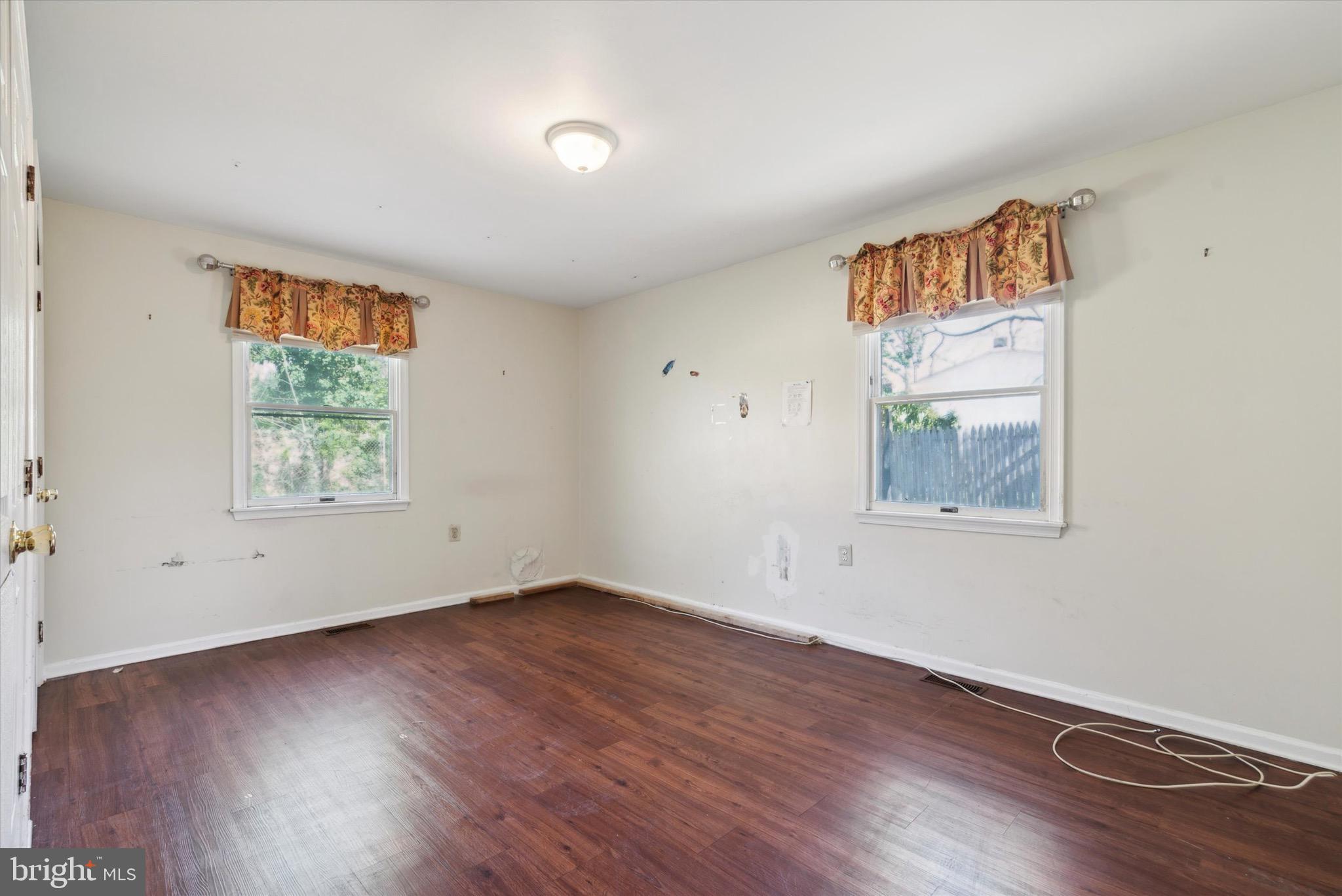 137 W Queen Ln