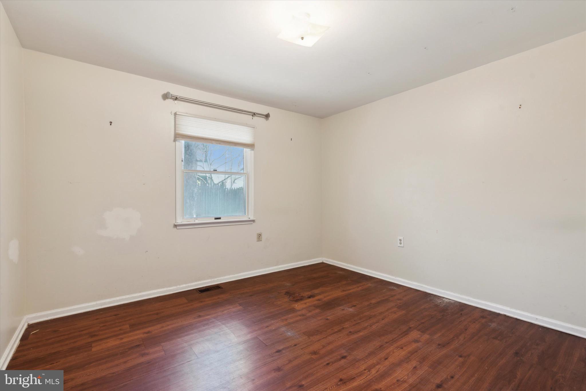 137 W Queen Ln