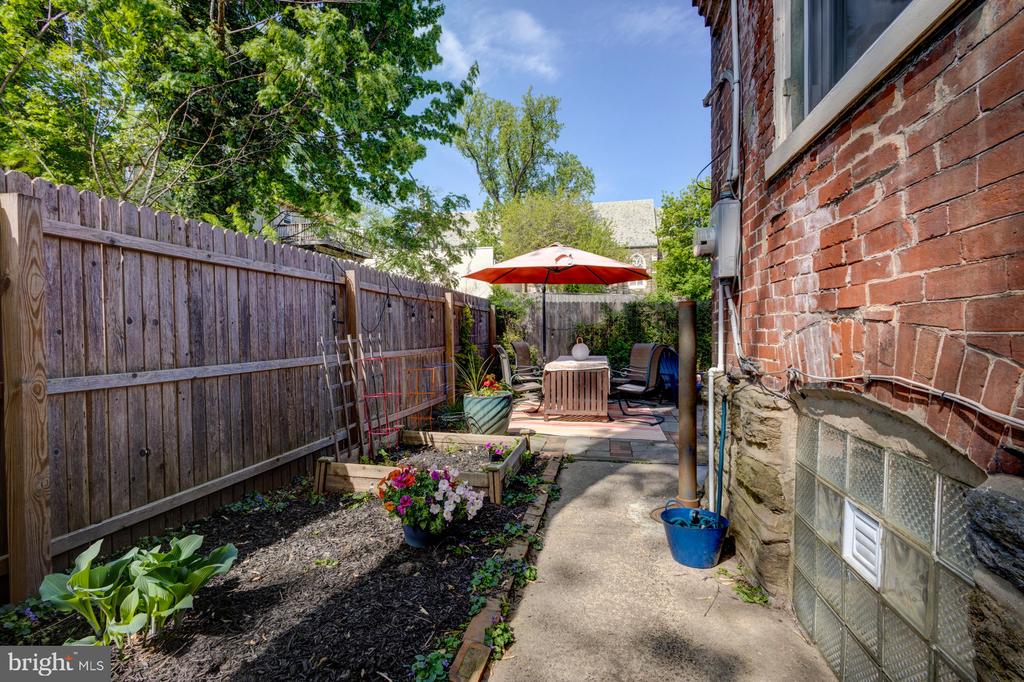 7141 Chew Ave