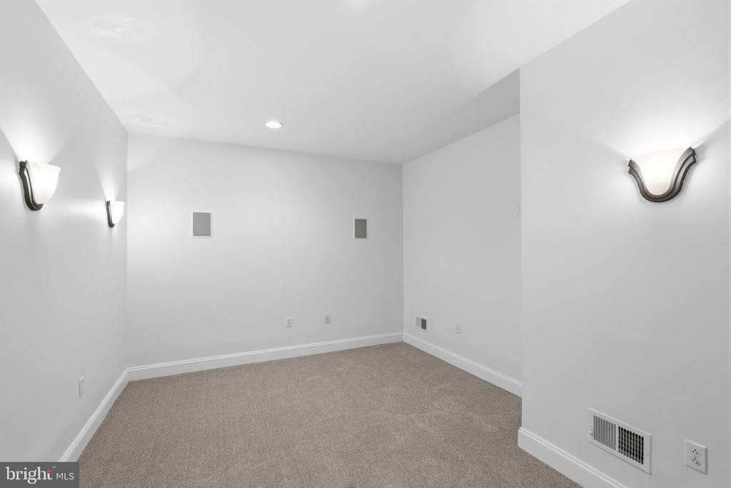 6622 LINCOLN DRIVE