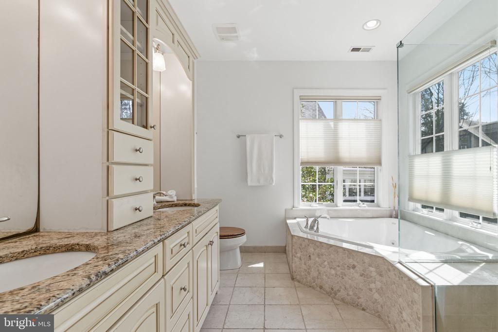 6622 LINCOLN DRIVE