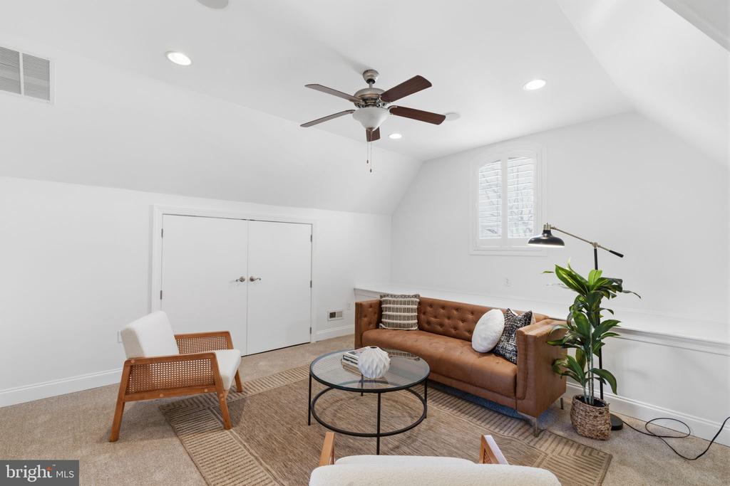 6622 LINCOLN DRIVE