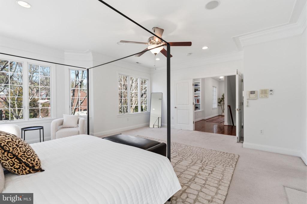 6622 LINCOLN DRIVE