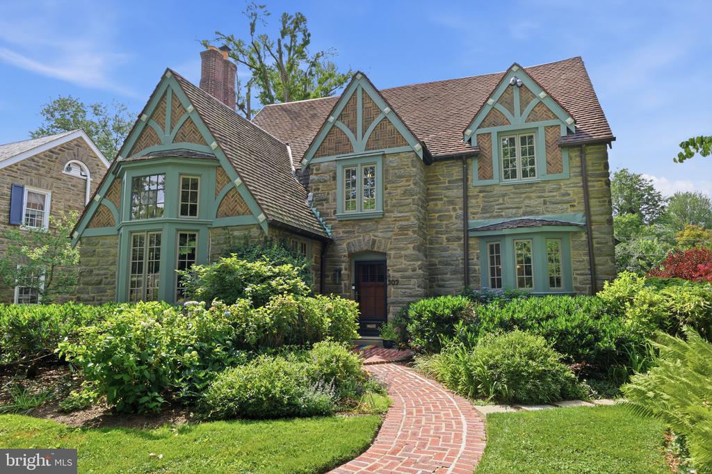 509 E ROUMFORT ROAD