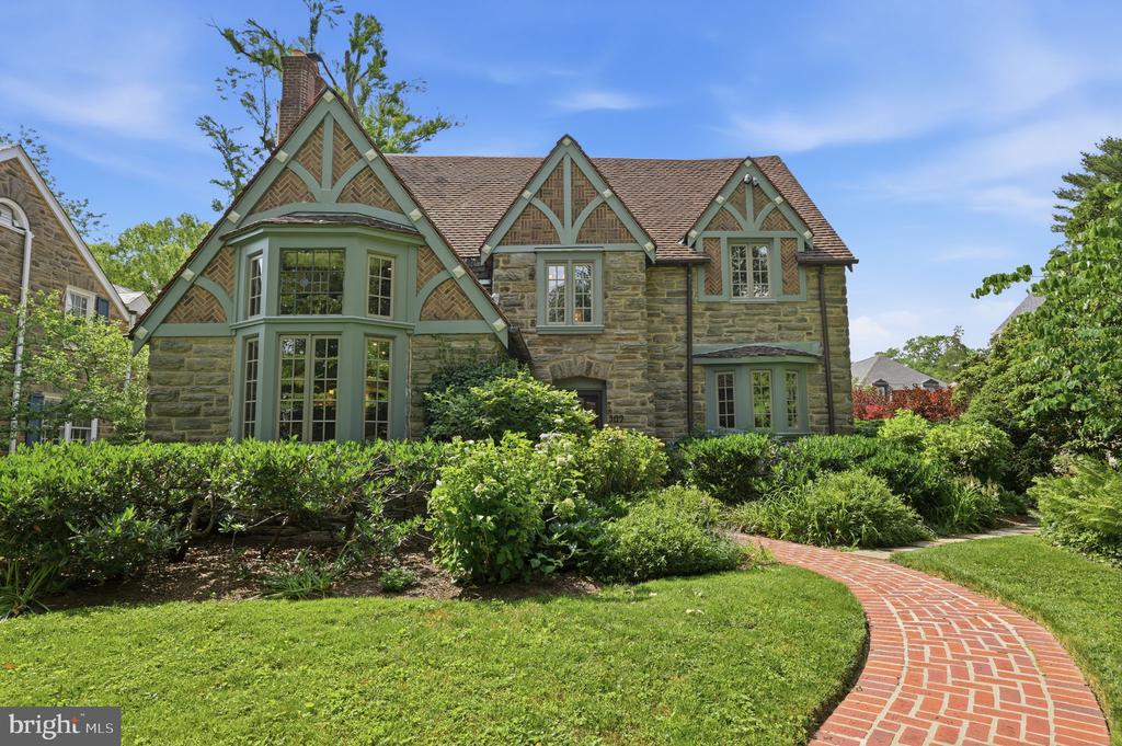 509 E ROUMFORT ROAD