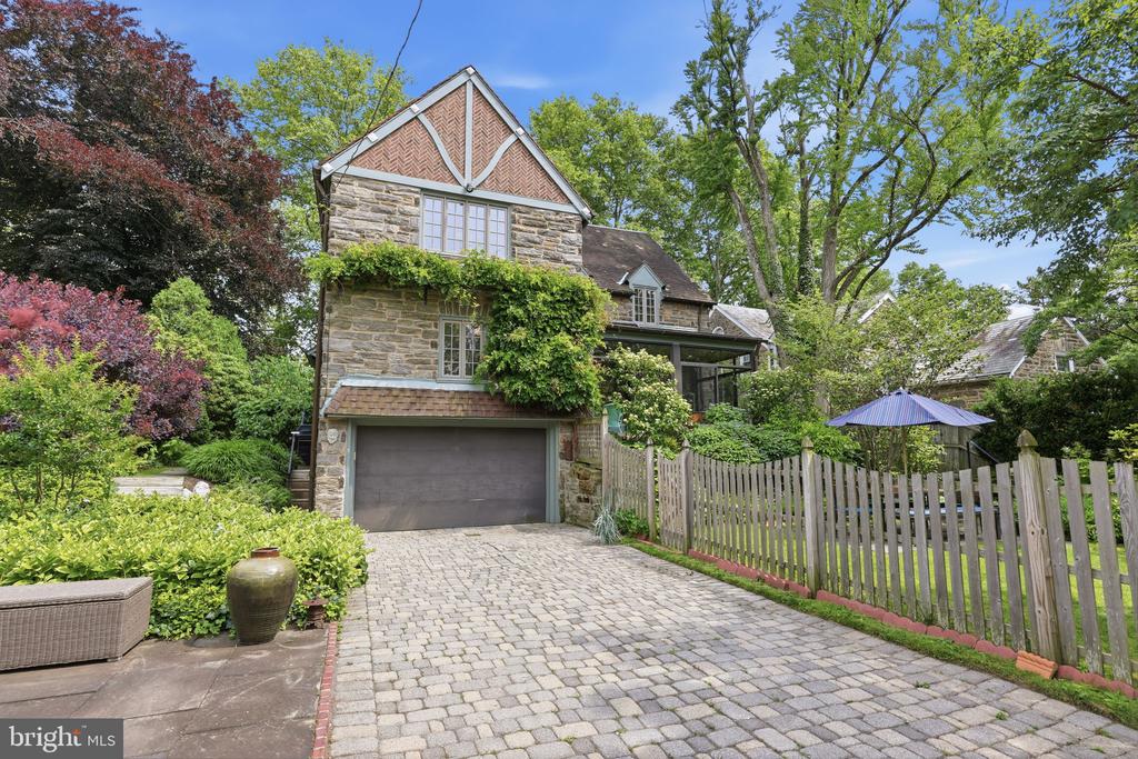 509 E ROUMFORT ROAD