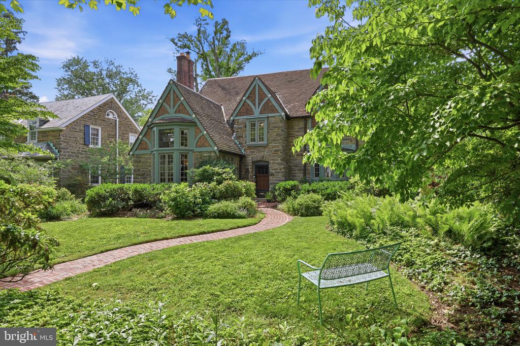 509 E ROUMFORT ROAD