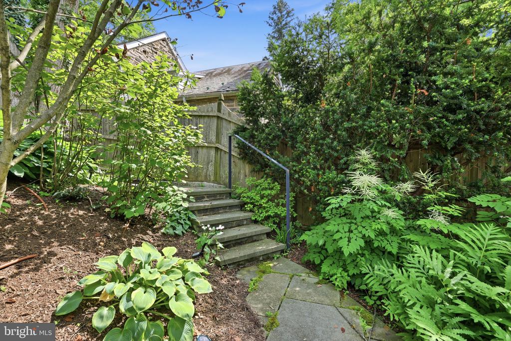 509 E ROUMFORT ROAD