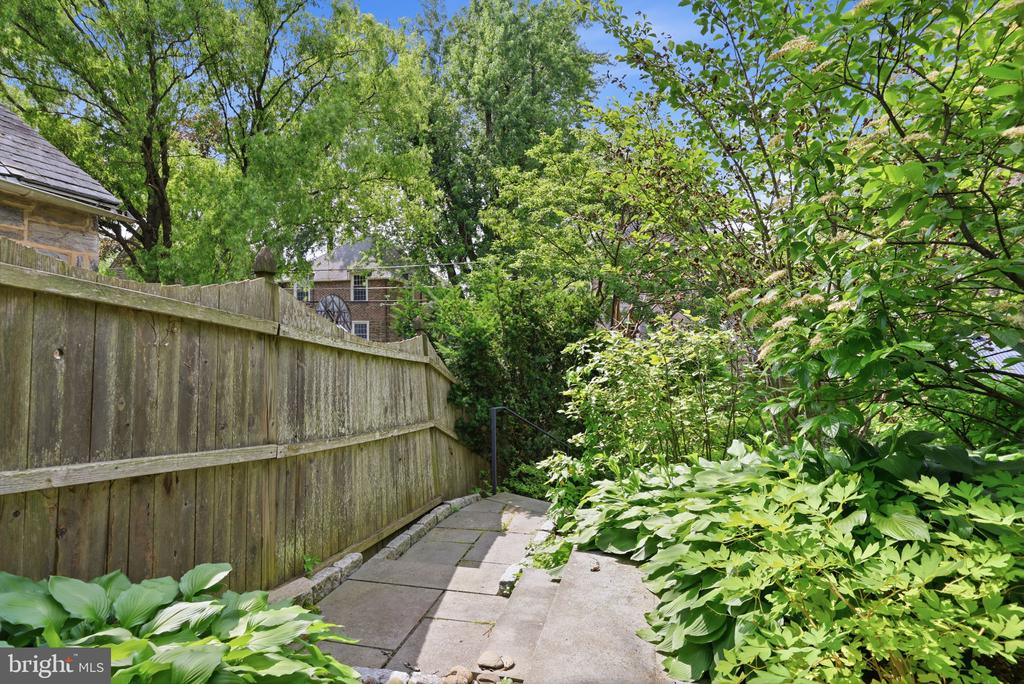 509 E ROUMFORT ROAD