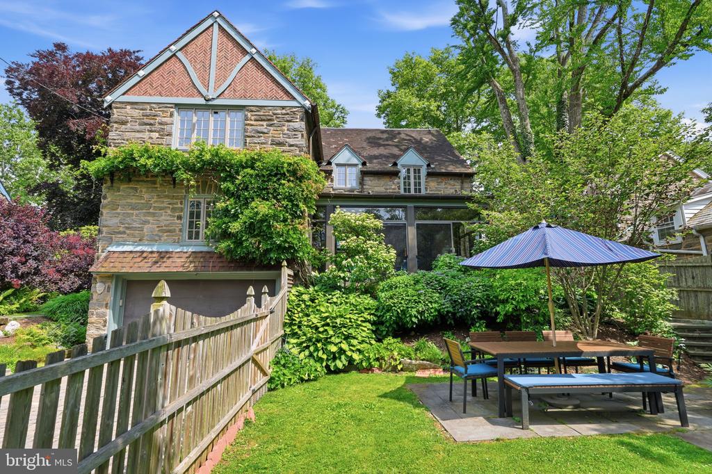 509 E ROUMFORT ROAD