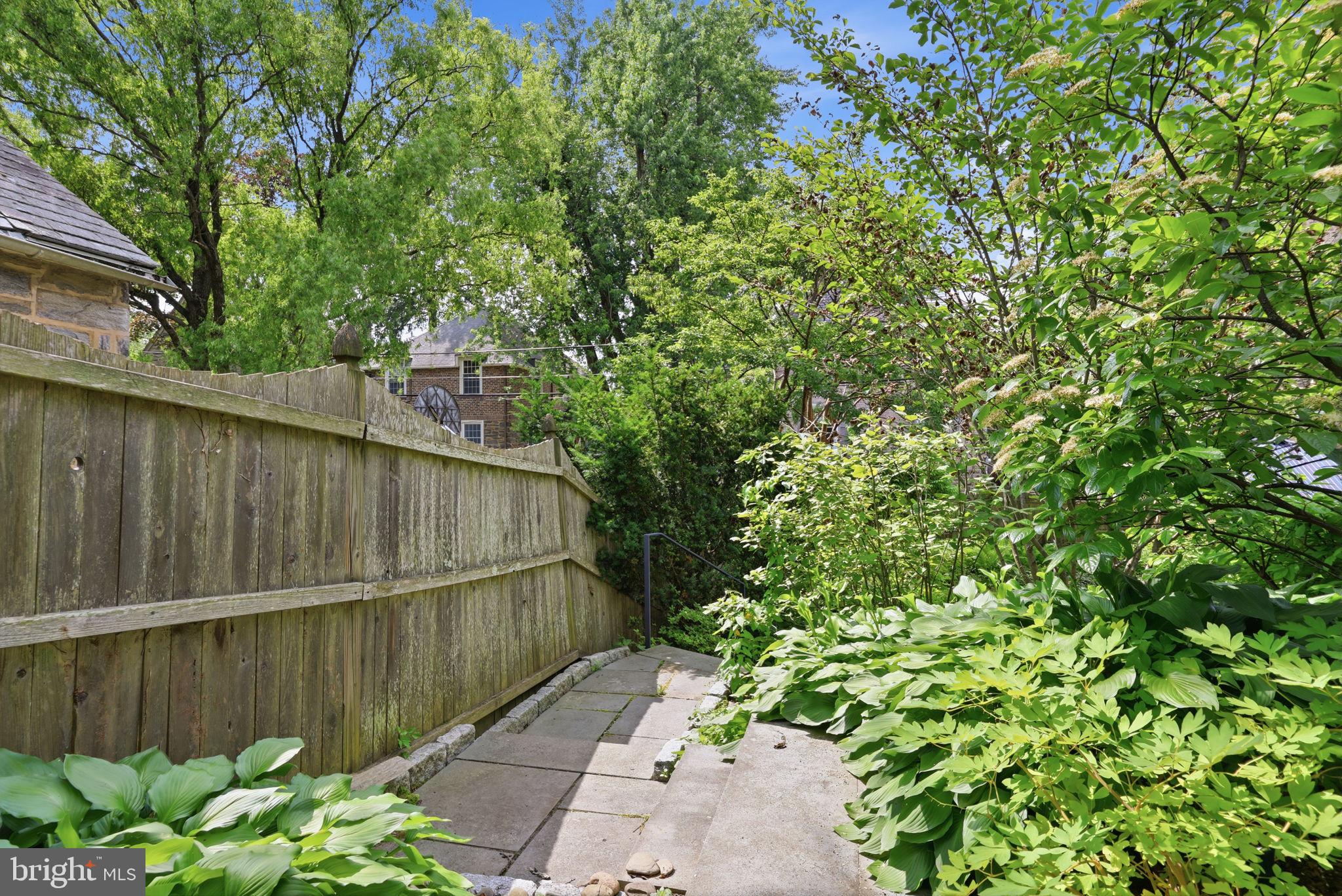 509 E ROUMFORT ROAD