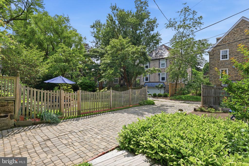 509 E ROUMFORT ROAD