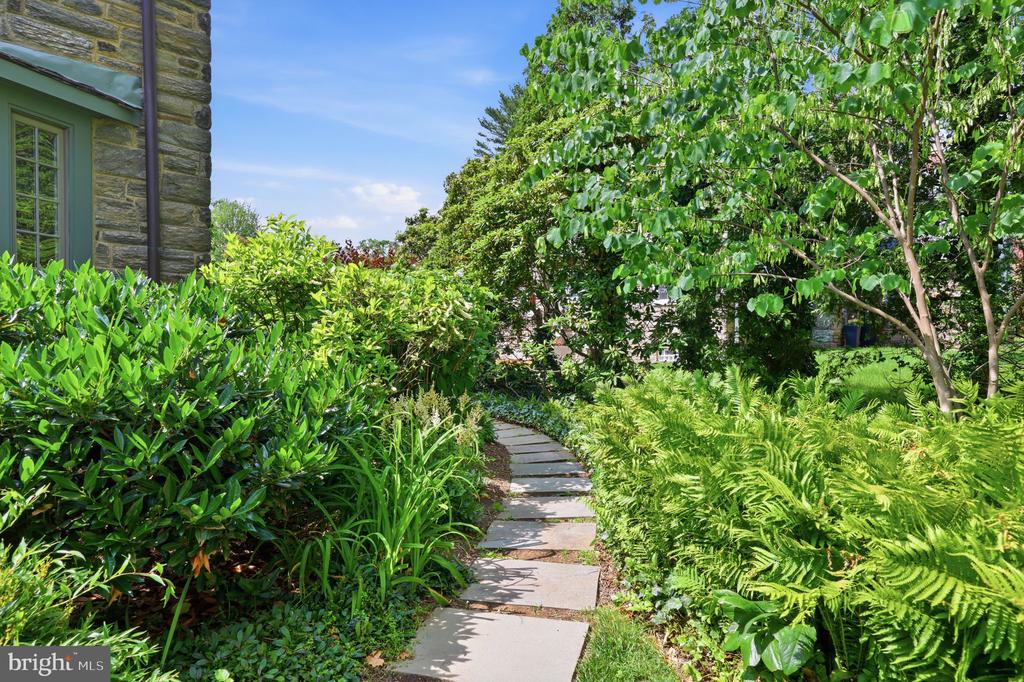509 E ROUMFORT ROAD