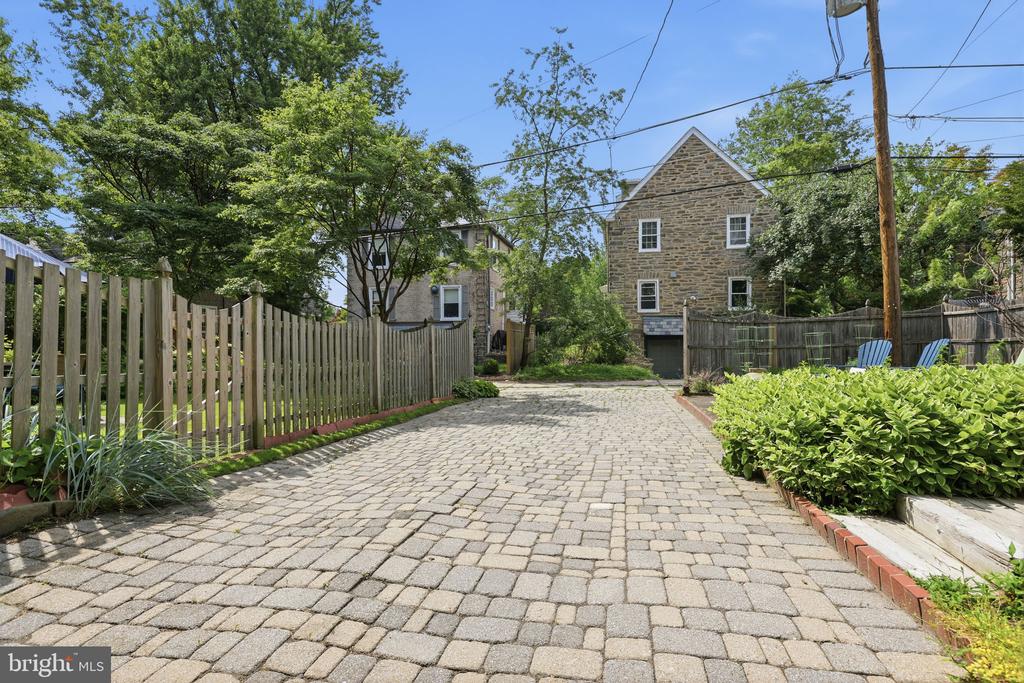 509 E ROUMFORT ROAD