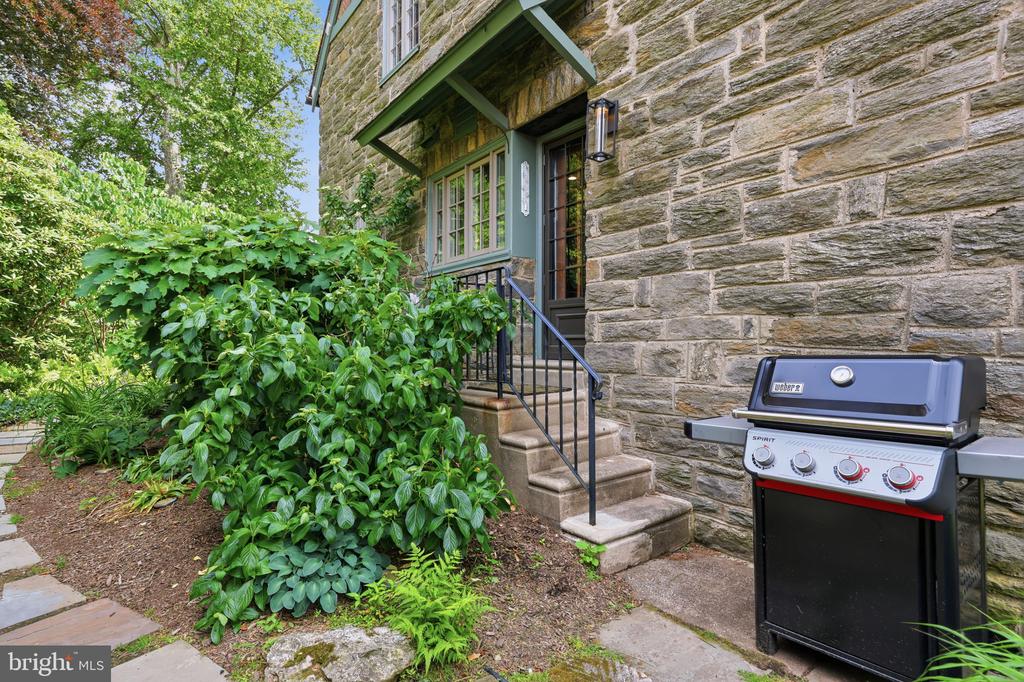 509 E ROUMFORT ROAD
