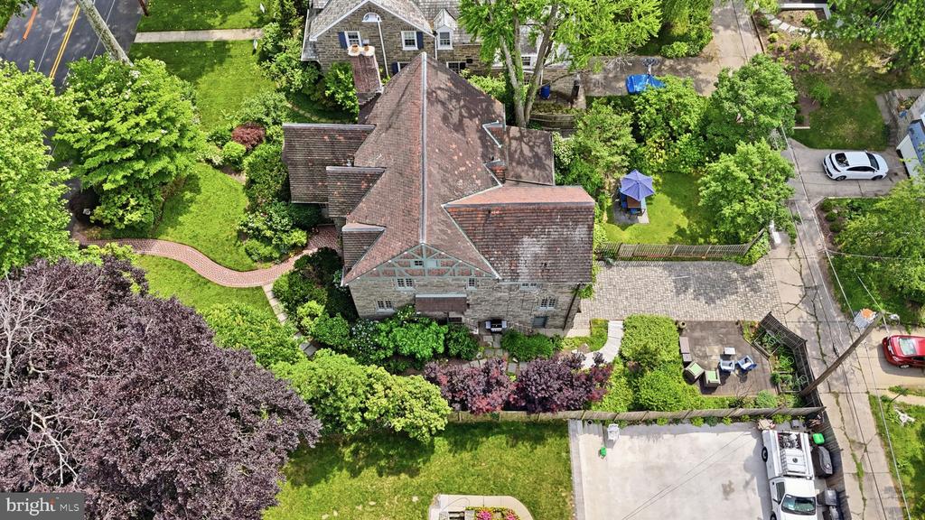 509 E ROUMFORT ROAD