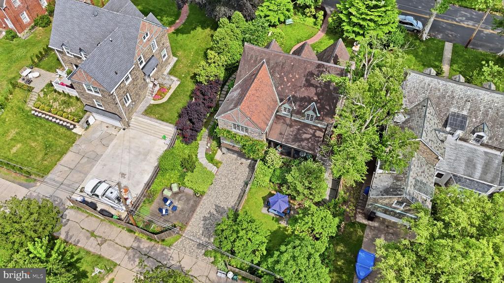 509 E ROUMFORT ROAD