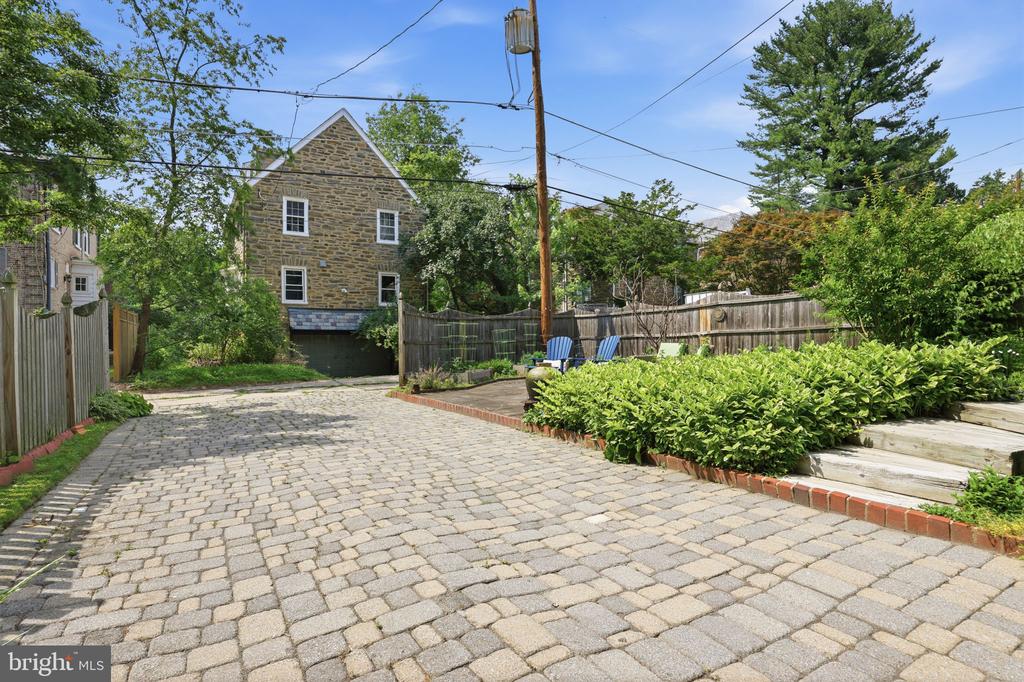 509 E ROUMFORT ROAD