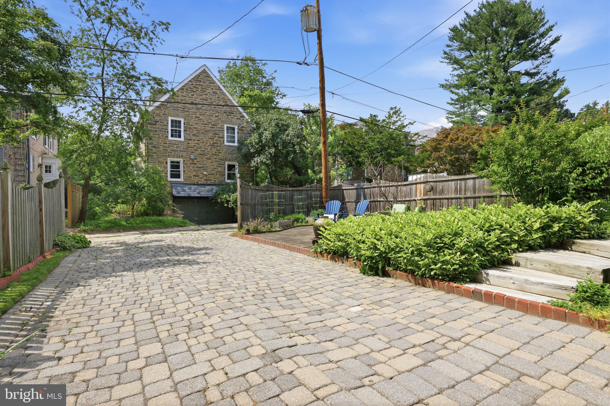 509 E ROUMFORT ROAD