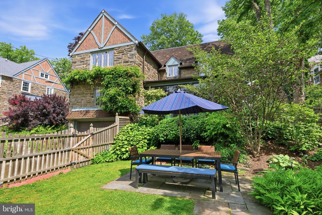 509 E ROUMFORT ROAD