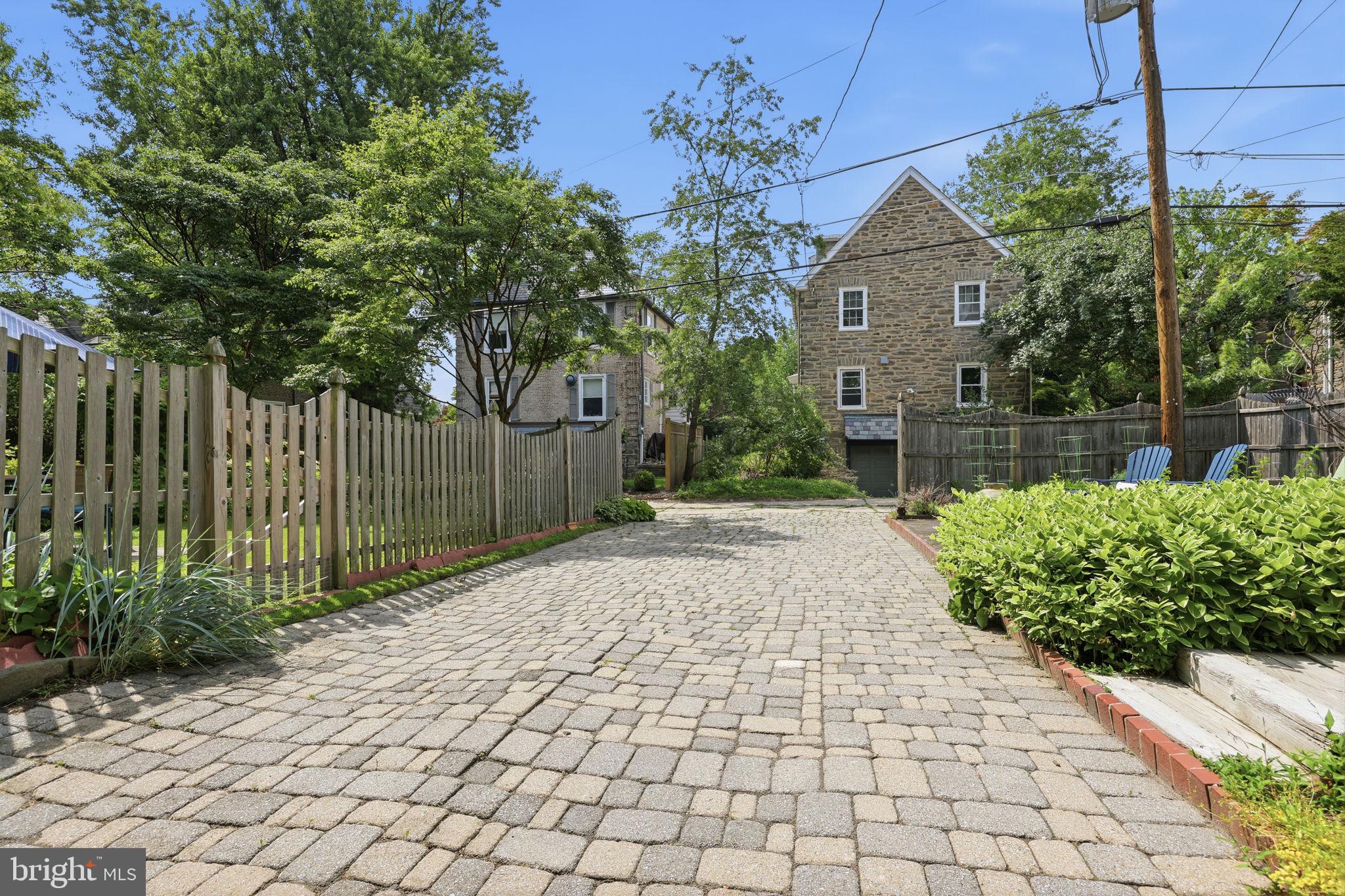 509 E ROUMFORT ROAD