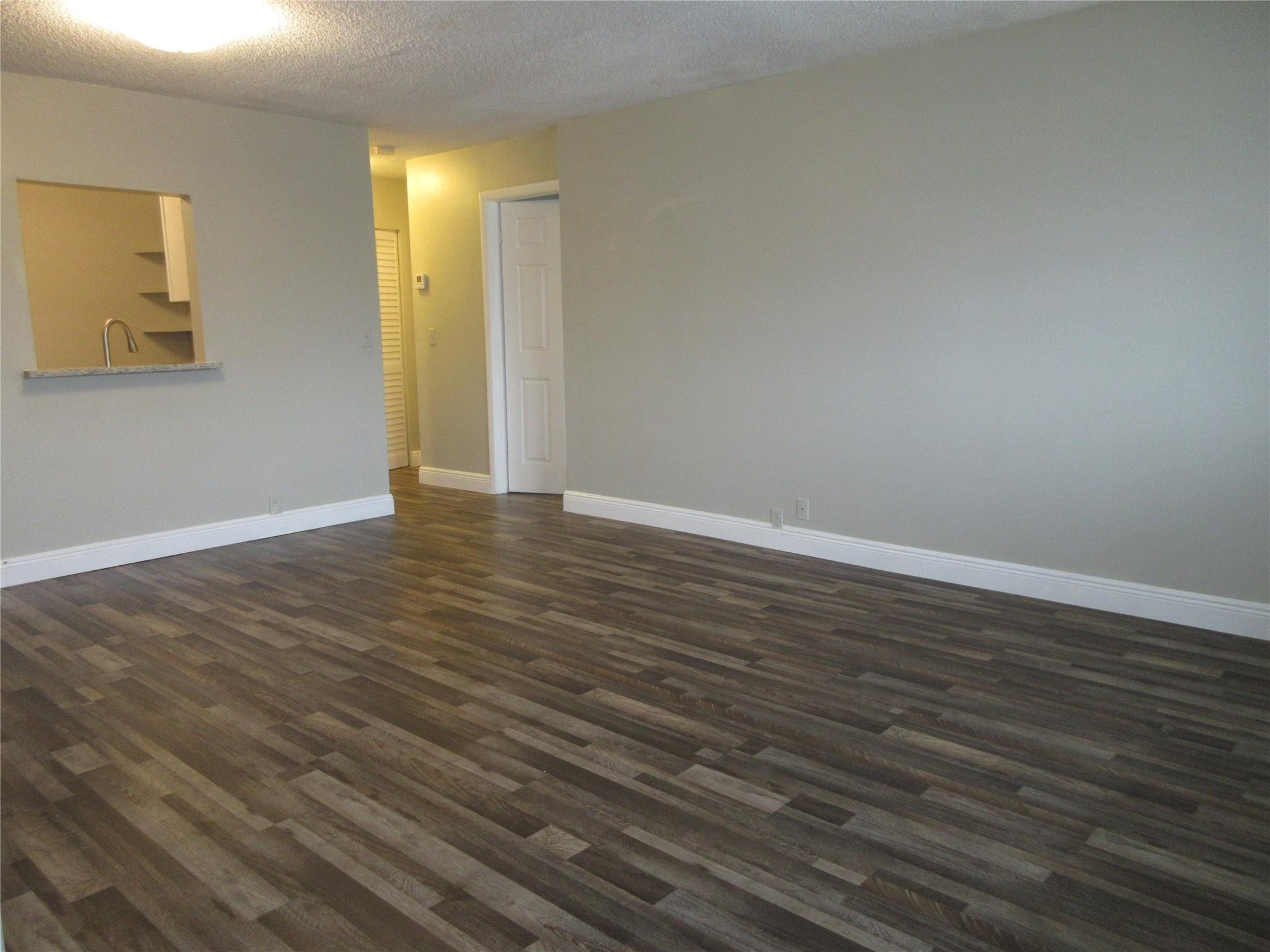 4280 Woodside Dr 15