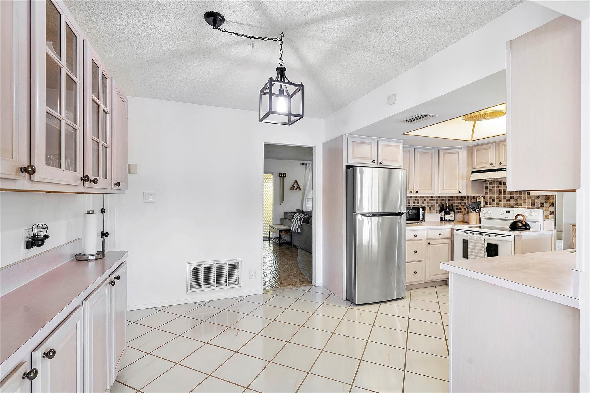 6806 NW 59th St
