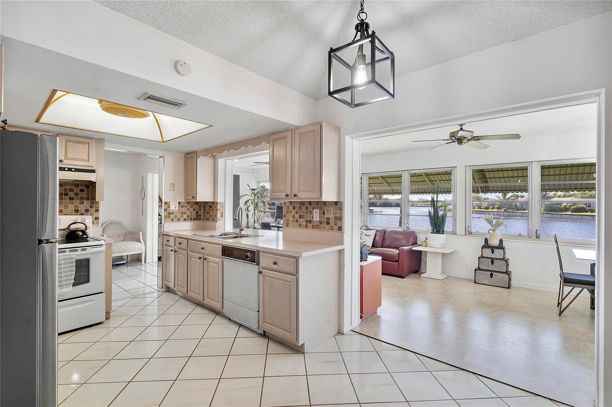 6806 NW 59th St