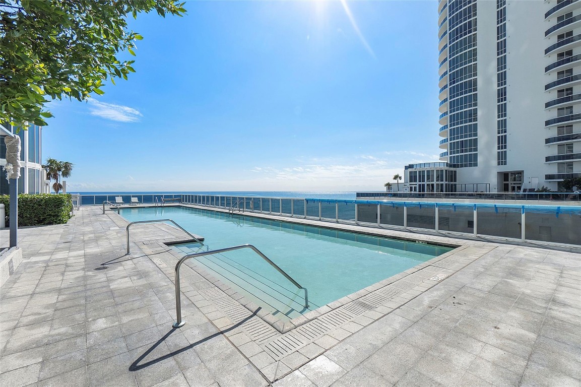 16001 Collins Ave 2001