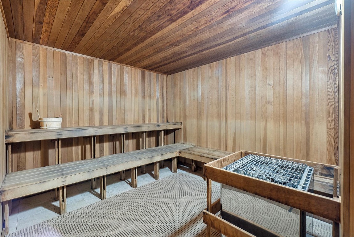 16001 Collins Ave 2001