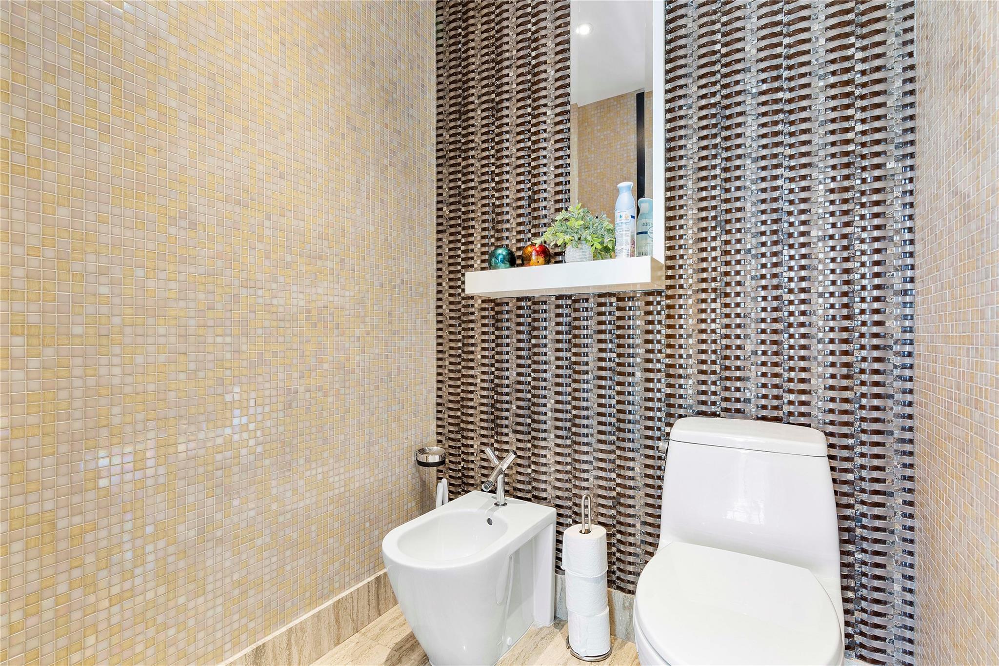 16001 Collins Ave 2001