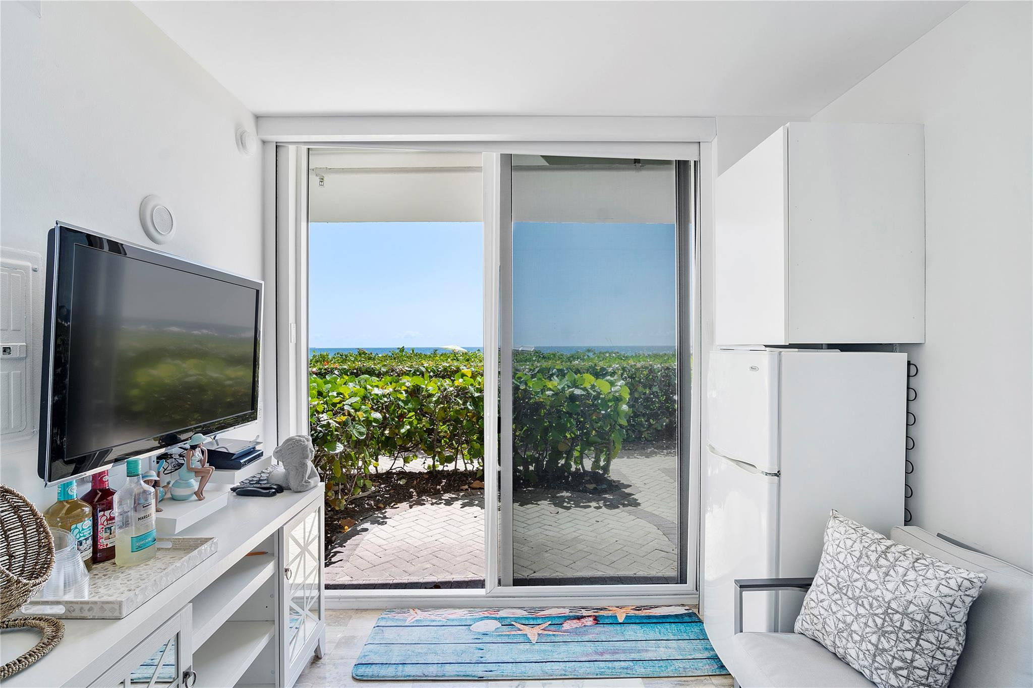 16001 Collins Ave 2001