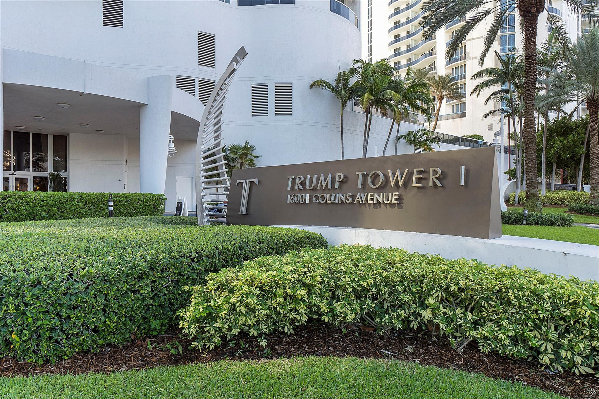 16001 Collins Ave 2001