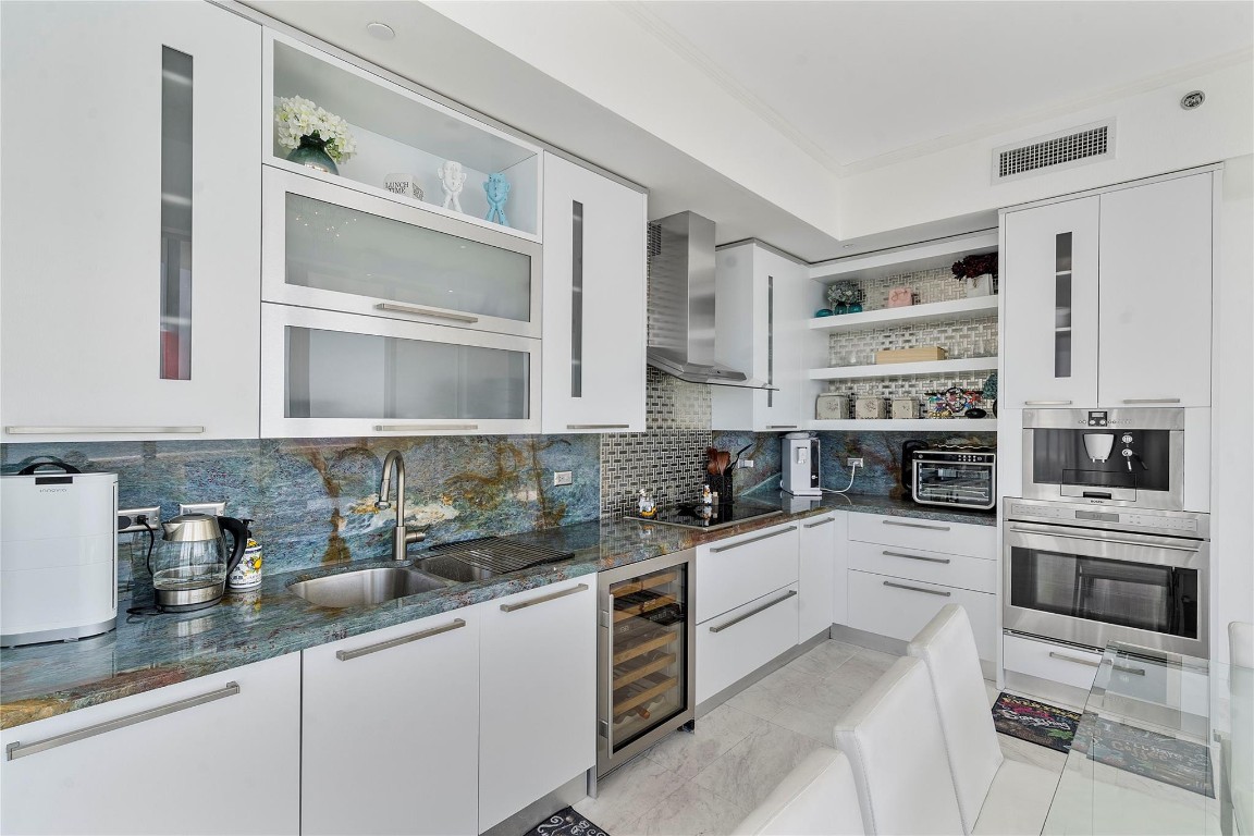 16001 Collins Ave 2001