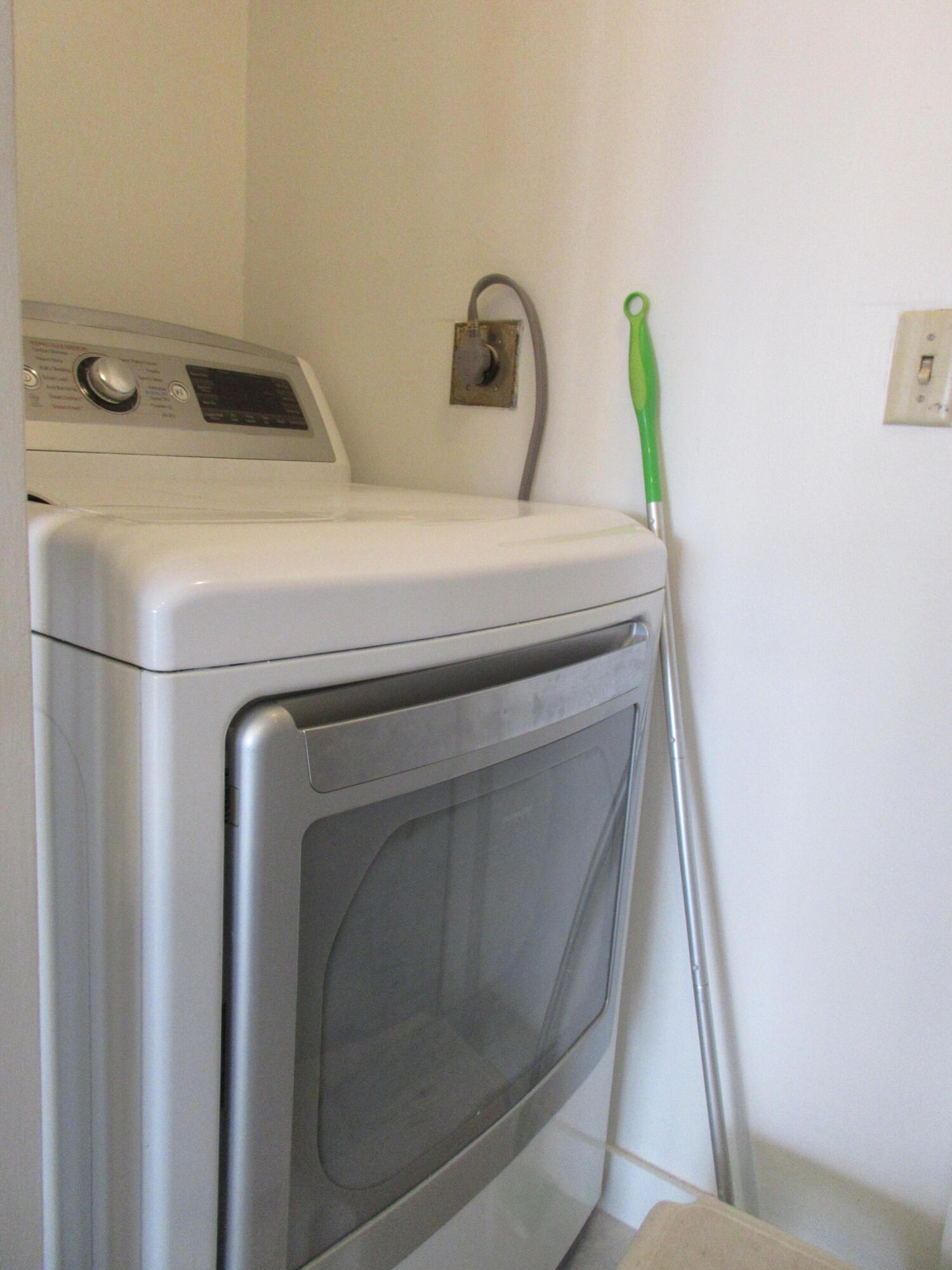 859 Jeffery Street 504