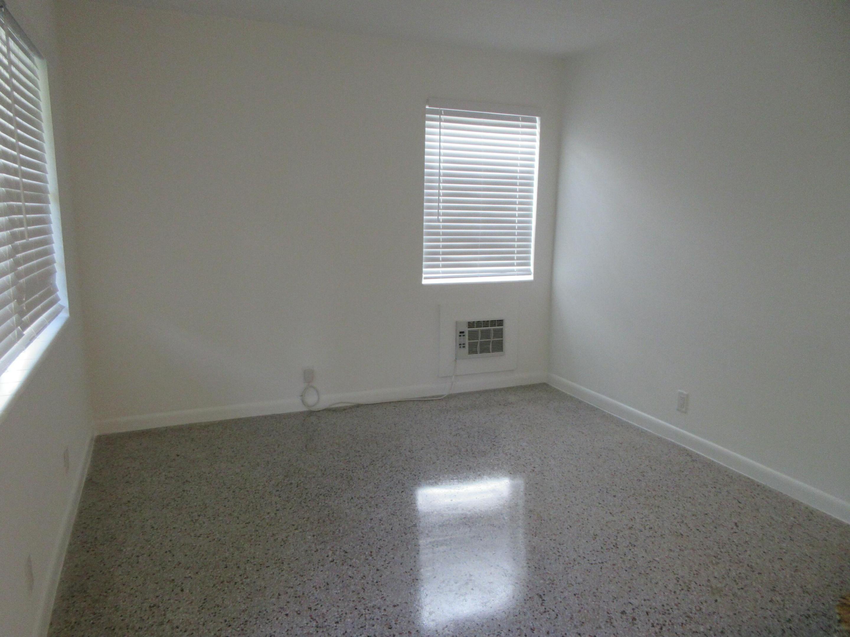 1122 N H Street 12