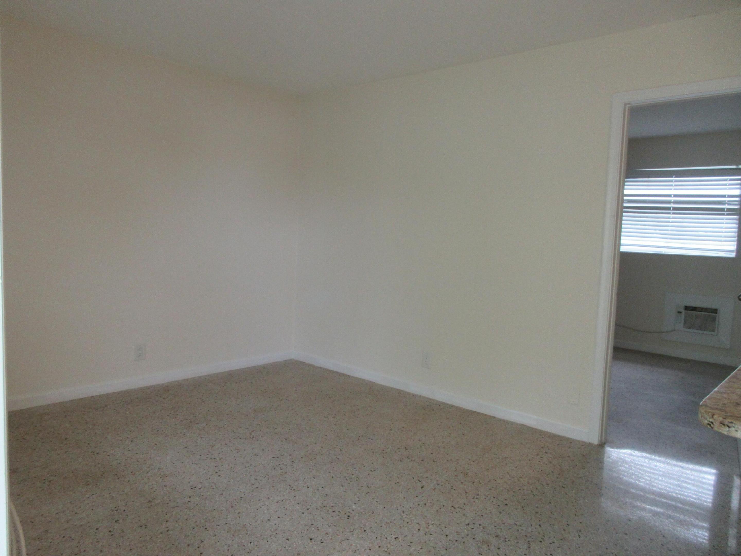 1122 N H Street 15