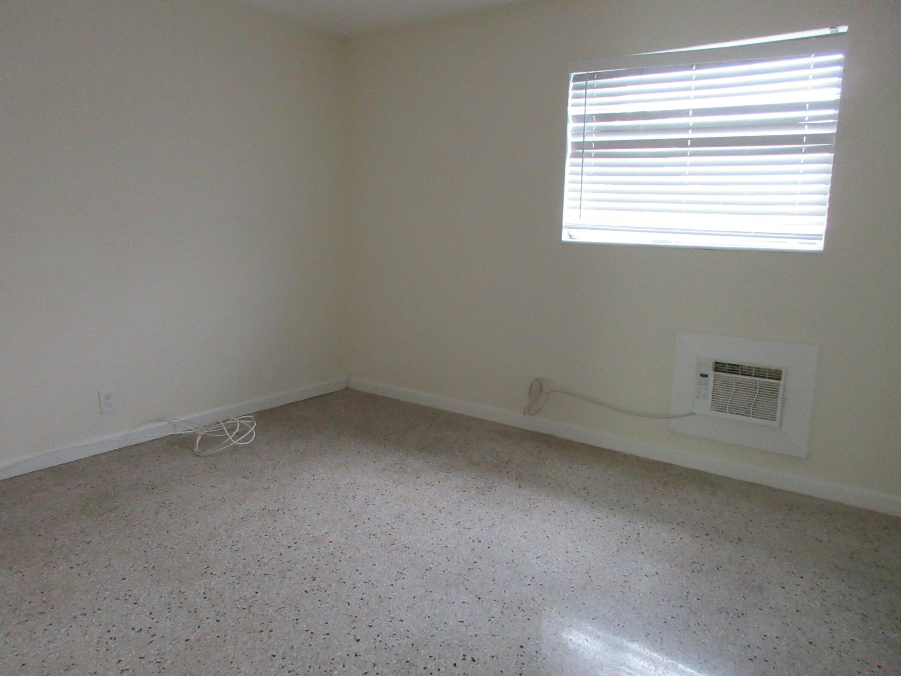 1122 N H Street 15