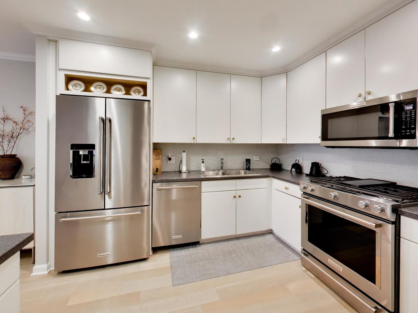 1107 Greenleaf Avenue Unit: 2I