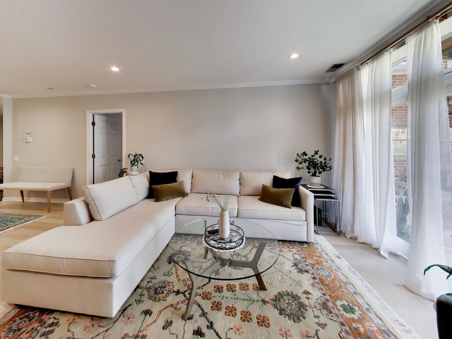 1107 Greenleaf Avenue Unit: 2I