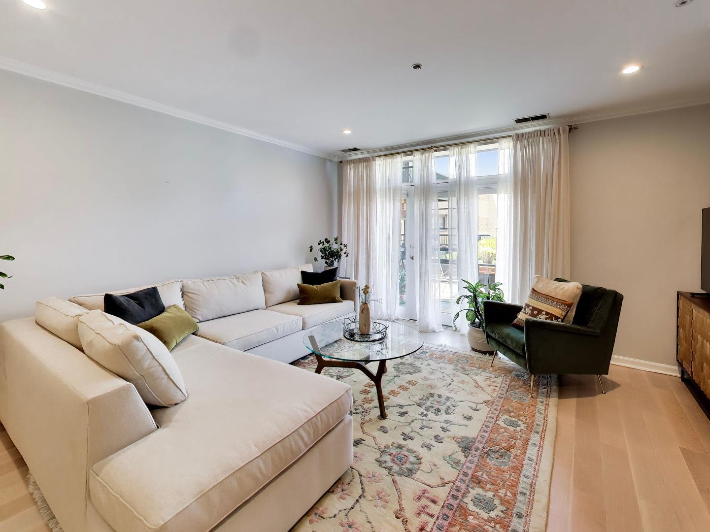 1107 Greenleaf Avenue Unit: 2I