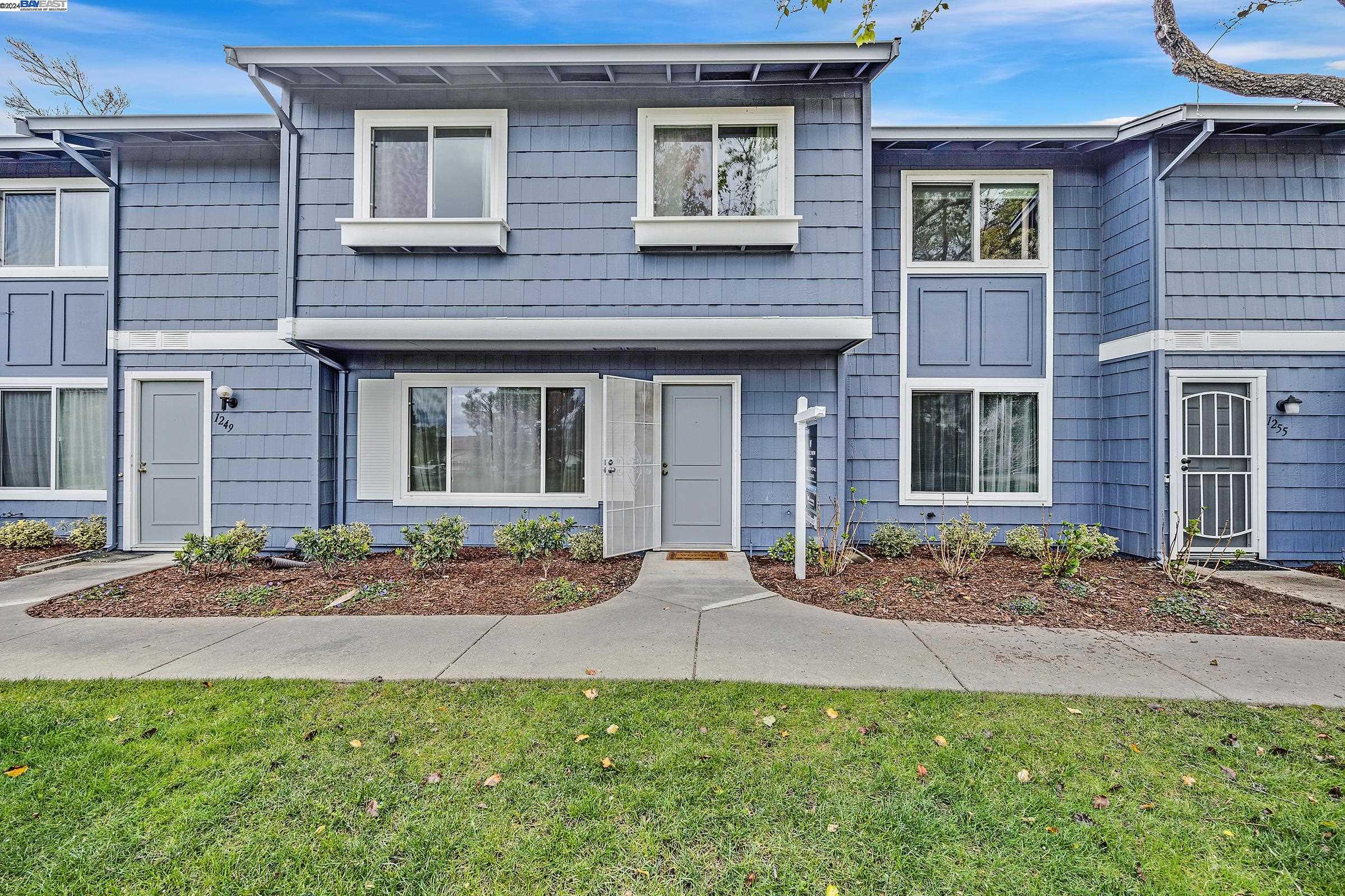 1251 Spring Valley Cmn